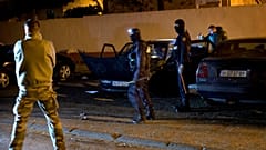 Des policiers français fouillent une voiture lors d'un raid à Carcassonne à la suite d'un incident à Trebes, dans le sud de la France, vendredi 23 mars 2018. 