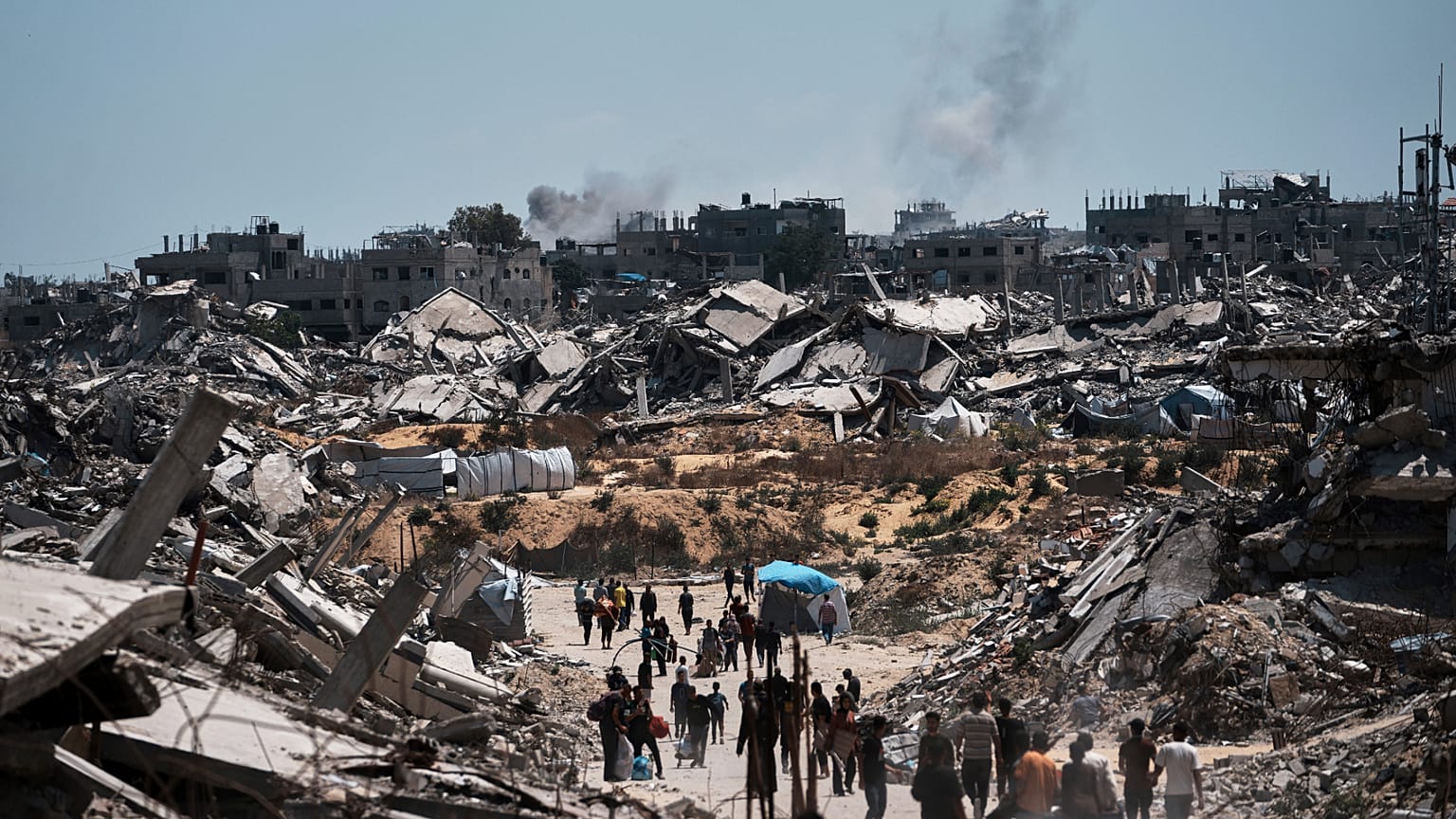 Des Palestiniens déplacés reviennent chercher leurs affaires dans leurs maisons dans la zone où l'armée israélienne a opéré dans le nord de la bande de Gaza.