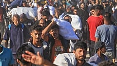 Palästinenser tragen Kisten und Taschen mit Lebensmitteln und humanitären Hilfspaketen, die von der Gaza Humanitarian Foundation in Rafah geliefert wurden, 29. Mai 2025