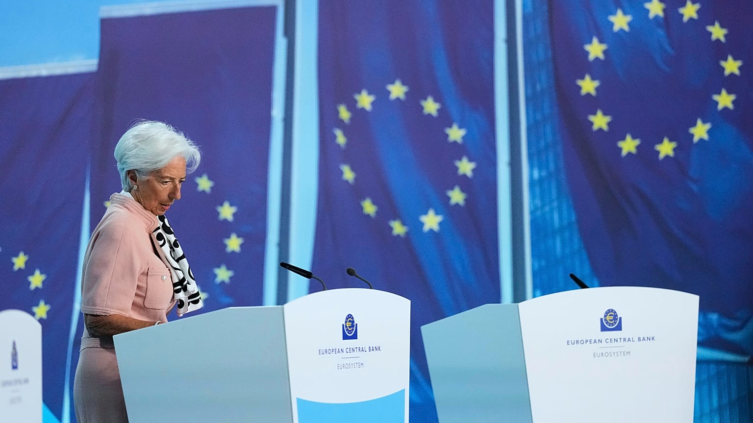Die Präsidentin der Europäischen Zentralbank, Christine Lagarde, kommt zu einer Pressekonferenz nach einer EZB-Ratssitzung in Frankfurt, Deutschland, Donnerstag, 17. April 2025.