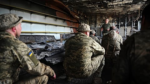 Des recrues suivent une formation d'adaptation physiologique près de la ligne de front près de Kharkiv, Ukraine, dimanche 1er juin 2025