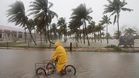 PHOTO D'ARCHIVE - Une personne fait du vélo dans une rue inondée sous la pluie alors que l'ouragan Milton passe au large de la côte de Progreso, dans l'État du Yucatán, Mexique, mardi 8 octobre 2024.