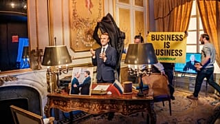 Perché gli attivisti hanno rubato la statua di cera di Emmanuel Macron dal museo?