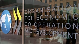 Il logo all'ingresso della sede dell'Organizzazione per la cooperazione e lo sviluppo economico (OCSE) a Parigi, 7 giugno 2017.