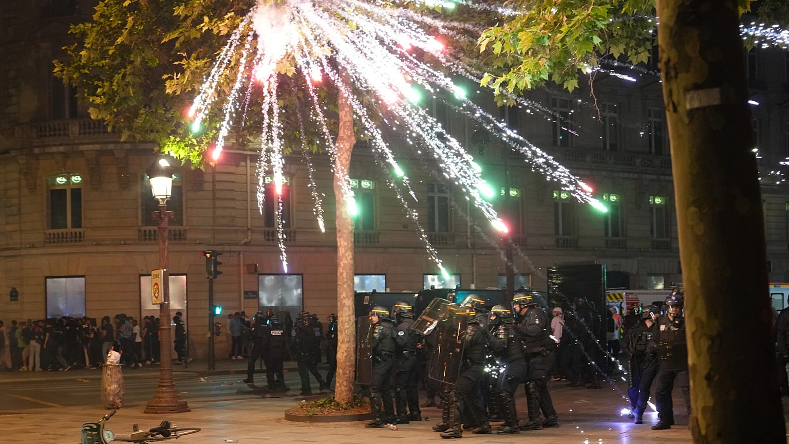 Şampiyonlar Ligi final maçının ardından Champs-Elysees'de çevik kuvvet polislerinin üzerinde patlayan havai fişekler, 1 Haziran, 2025 