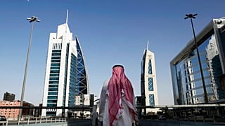 في هذه الصورة بتاريخ 23 يونيو 2018، ينظر رجل سعودي إلى مبانٍ من على جسر في الرياض، المملكة العربية السعودية