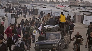 فلسطینی‌ها در راه دریافت آذوقه توسط بنیاد بشردوستانه غزه، ۳ ژوئن ۲۰۲۵، خان یونس