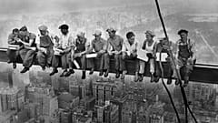 Lunch on top of a skyscraper", publicado no "New York Herald-Tribune", 2 de outubro de 1932, Charles Clyde Ebbets, Tom Kelley ou William Leftwich
