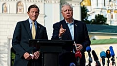 Los senadores Lindsey Graham (derecha) y Richard Blumenthal (izquierda) en Kiev, Ucrania.