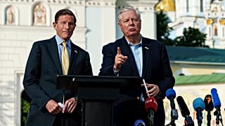 Los senadores Lindsey Graham (derecha) y Richard Blumenthal (izquierda) en Kiev, Ucrania.