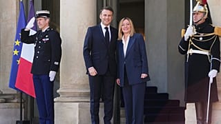 O presidente francês, Emmanuel Macron, ao centro, à esquerda, posa com a primeira-ministra italiana, Giorgia Meloni.