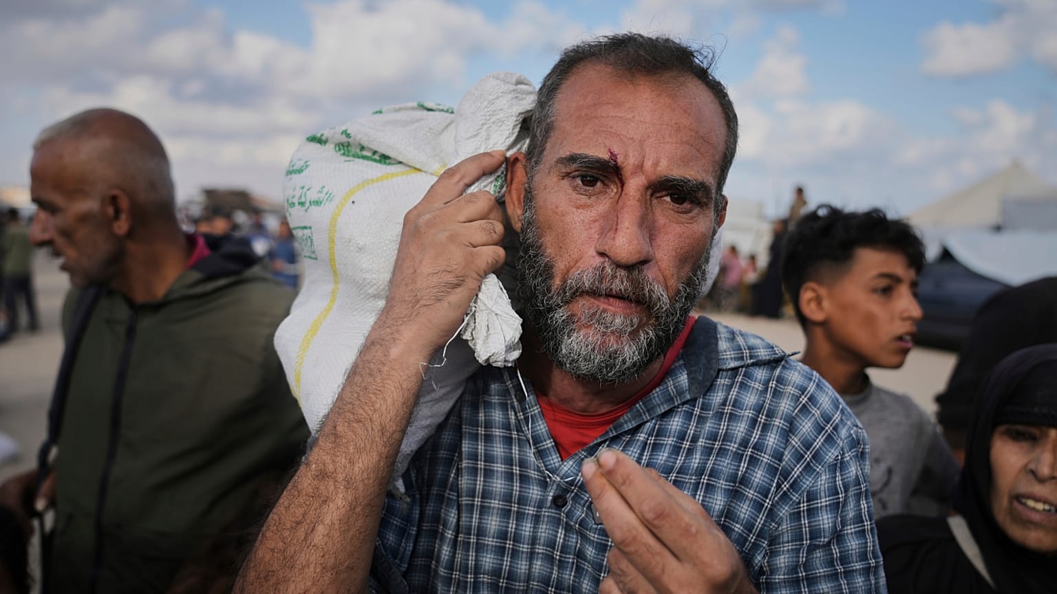 Palestinos llevan bolsas llenas de comida y ayuda humanitaria proporcionada por la Fundación Humanitaria de Gaza, en Jan Yunis, en el sur de Gaza, el 3 de junio de 2025.