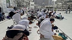 الحجاج يصلون خارج المسجد الحرام خلال موسم الحج السنوي في مكة المكرمة