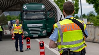 Német rendőrök Kiefersfeldennél, az osztrák határon
