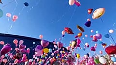Bildschirmfoto - Tausende Ballons steigen in den Himmel, um krebskranken Kindern Unterstützung zu zeigen