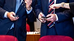 DATEI - Zwei britische Banker stehen im Gerichtssaal in Bonn, Deutschland. Ihnen wird vorgeworfen, dubiose Geschäfte mit massiven Steuerausfällen für den Staat in Höhe von rund 440 Millionen unterstützt zu haben.