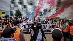 متظاهرون يشاركون في مسيرة صامتة دعت إليها والدة ناهل مرزوق البالغ من العمر 17 عامًا والذي قتلته الشرطة في عام 2023.