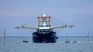 Um barco de pesca no mar em Hörnum, Sylt.