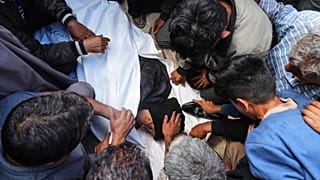 Palestinos lloran sobre el cuerpo de Reem Al-Akhras, asesinada cuando se dirigía a un centro de ayuda de Gaza, en el Hospital Nasser de Jan Yunis, sur de Gaza