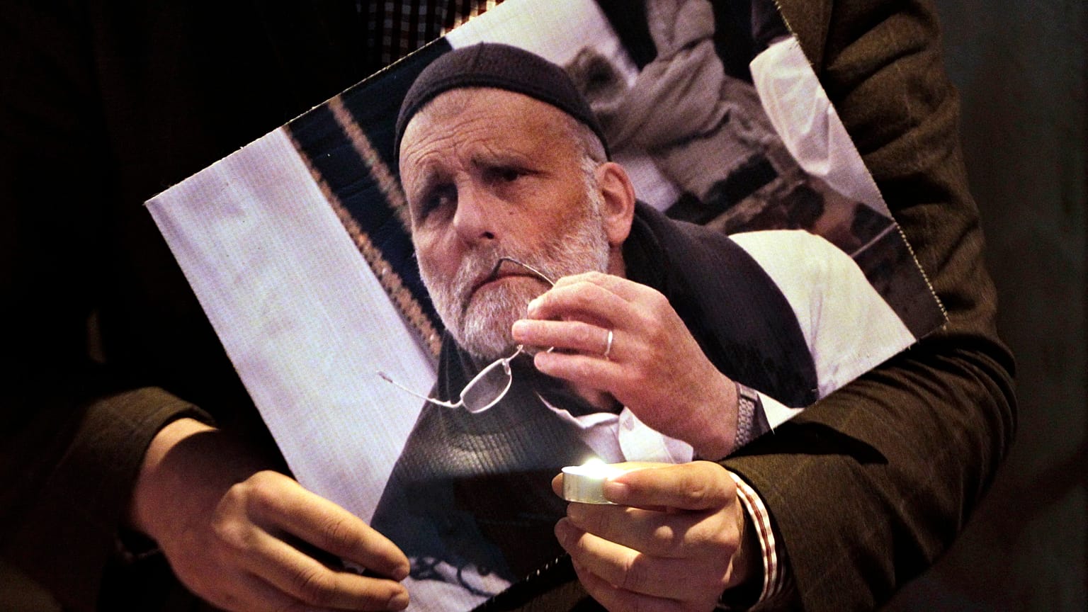 Una foto del gesuita italiano Padre Paolo Dall'Oglio, rapito in Siria, durante una veglia per chiederne il rilascio presso la chiesa di San Giuseppe a Beirut, Libano, 2014