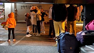Mahkeme, reşit olmayan biriyle giriş yapmanın yasadışı göçe yardım ve yataklık olmadığına karar verdi.