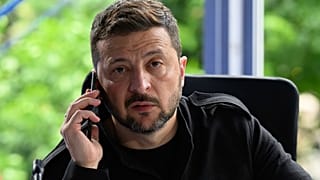 الرئيس الأوكراني فولوديمير زيلينسكي يتحدث عبر الهاتف خلال اجتماع في قمة المجموعة السياسية الأوروبية في ساحة سكاندربغ في تيرانا، ألبانيا، يوم الجمعة 16 مايو 2025. 