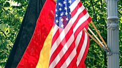 Eine deutsche und eine amerikanische Flagge vor dem Weißen Haus in Washington 