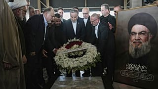 وزير الخارجية الإيراني عباس عراقجي يضع إكليلا من الزهور على قبر زعيم حزب الله القتيل حسن نصر الله في الضاحية الجنوبية لبيروت، لبنان، الثلاثاء 3 يونيو/حزيران 2025. 