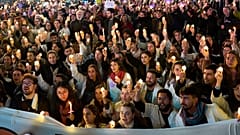 Mitarbeitende des öffentlichen Garrahan-Kinderkrankenhauses halten eine Lichterdemonstration ab, um bessere Gehälter und erhöhte Finanzierung zu fordern, Buenos Aires, Argentinien, Montag, den zweiten Juni.