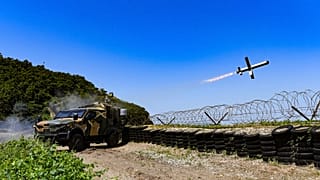 Un missile SPIKE viene lanciato durante le esercitazioni a fuoco vivo presso l'isola di Yeonpyeong, vicino al confine marittimo con la Corea del Nord, 26 giugno 2024