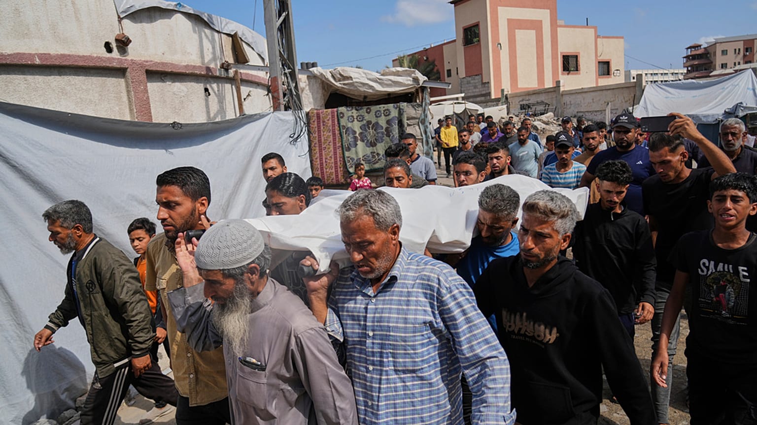 فلسطينيون يحملون جثة ريم الأخرس التي قتلت أثناء توجهها إلى مركز المساعدات في غزة ، خلال جنازتها في خان يونس ، جنوب قطاع غزة ، الثلاثاء 3 يونيو / حزيران 2025.