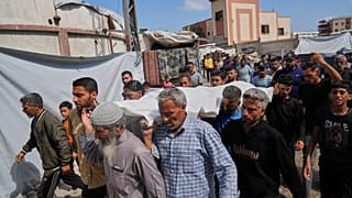 فلسطينيون يحملون جثة ريم الأخرس التي قتلت أثناء توجهها إلى مركز المساعدات في غزة ، خلال جنازتها في خان يونس ، جنوب قطاع غزة ، الثلاثاء 3 يونيو / حزيران 2025.