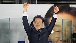 A Dél-koreai Demokrata Párt elnökjelöltje, Lee Jae-myung gesztikulál, miközben támogatói gyülekeznek a szöuli nemzetgyűlés előtt 2025. június 4-én, szerdán.