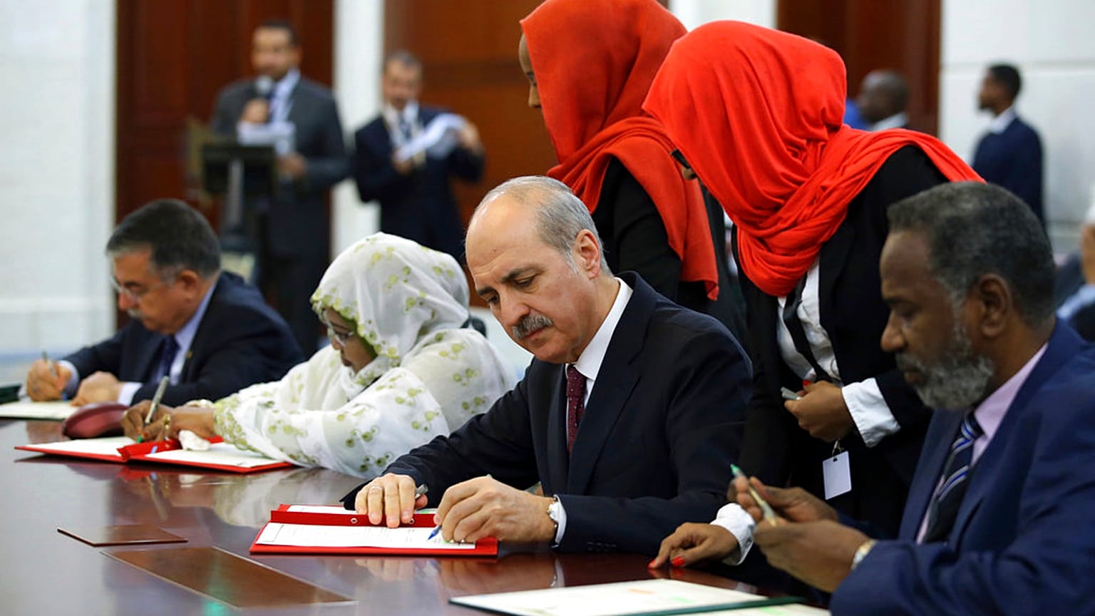 Numan Kurtulmuş, Kültür Bakanlığı yaptığı dönemde Hartum'da bir anlaşmayı imzalarken, 25 Eylül 2024