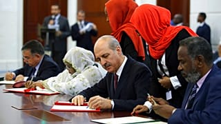 Numan Kurtulmuş, Kültür Bakanlığı yaptığı dönemde Hartum'da bir anlaşmayı imzalarken, 25 Eylül 2024
