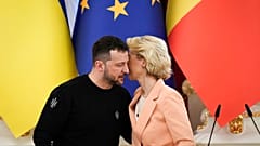 Ukrayna Devlet Başkanı Volodymyr Zelenskyy, Kiev'deki Mariinsky Sarayı'nda basın mensuplarıyla bir araya geldiği sırada AB Komisyonu Başkanı Ursula von der Leyen ile görüşüyor.