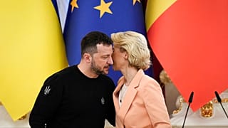 Le président ukrainien Volodymyr Zelenskyy s'entretient avec la présidente de la Commission européenne Ursula von der Leyen lors d'une rencontre avec les médias au palais Mariinsky à Kiev, Ukraine.