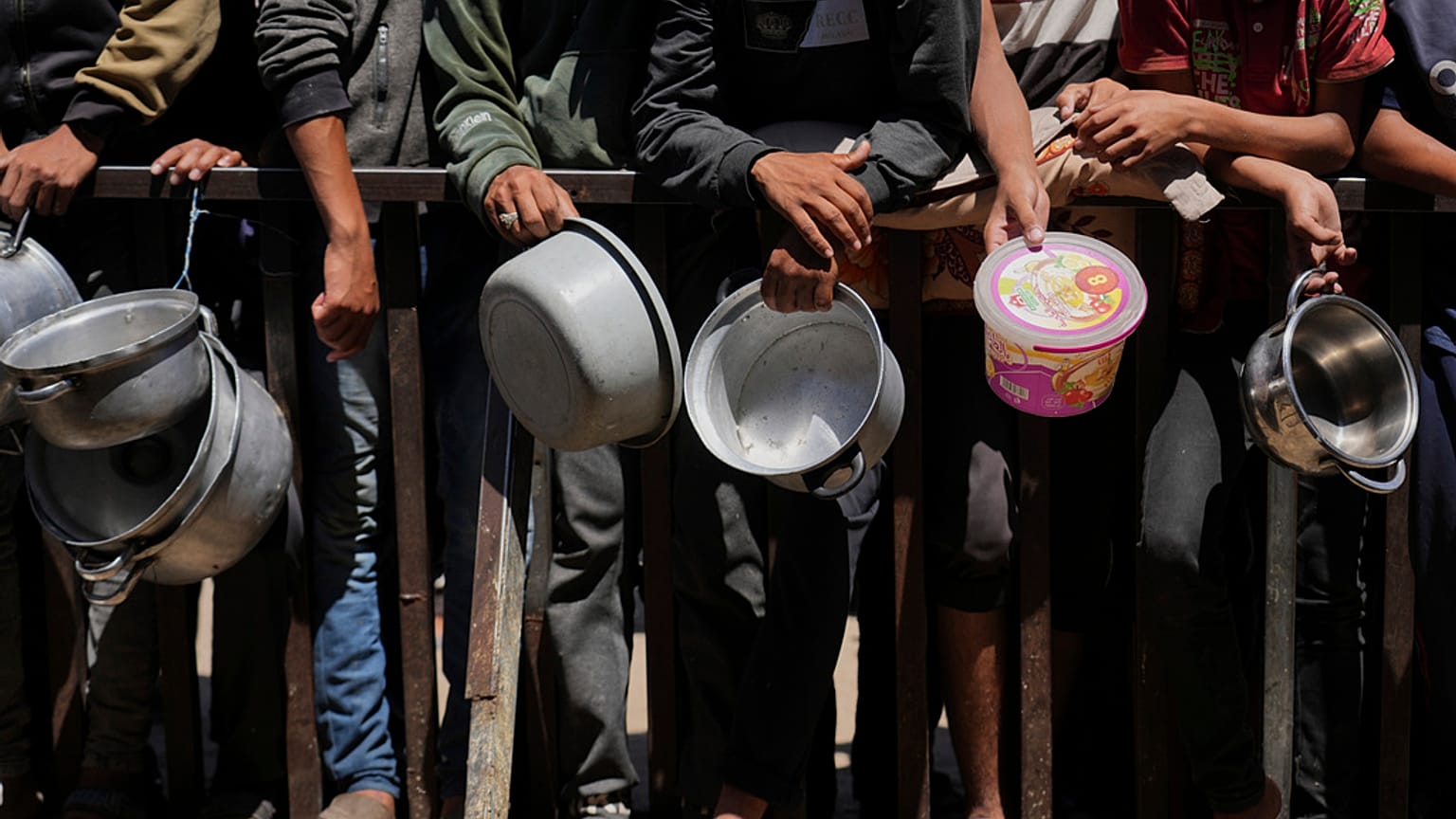 ينتظر الفلسطينيون للحصول على طعام متبرع به في مطبخ مجتمعي في خان يونس، جنوب قطاع غزة، يوم الاثنين 2 يونيو 2025.