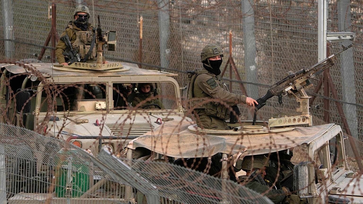 سربازان اسرائیل در حال عبور از بلندی‌های جولان