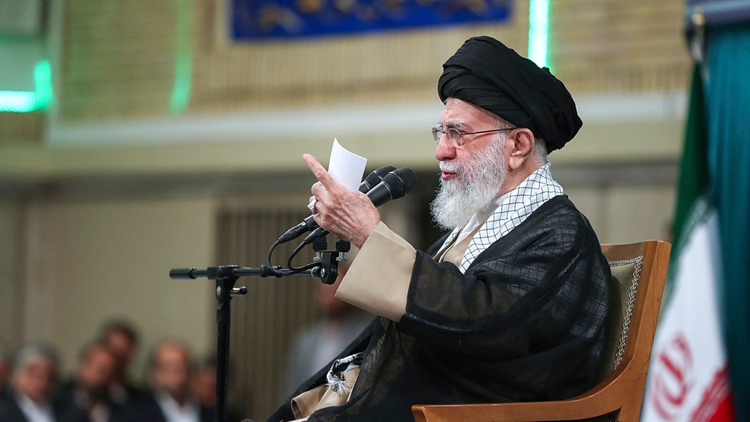 المرشد الأعلى آية الله علي خامنئي وهو يتحدث خلال لقائه مع مجموعة كبيرة من العمال في طهران، إيران، يوم السبت 10 مايو 2025