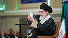 المرشد الأعلى آية الله علي خامنئي وهو يتحدث خلال لقائه مع مجموعة كبيرة من العمال في طهران، إيران، يوم السبت 10 مايو 2025