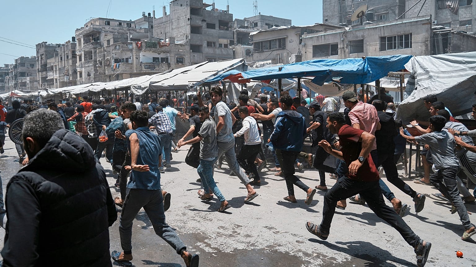 Palestinesi di Gaza fuggono dopo un bombardamento 