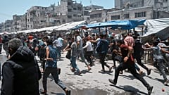 Palestinesi di Gaza fuggono dopo un bombardamento 