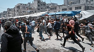 Palestinesi di Gaza fuggono dopo un bombardamento
