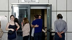 υγγενείς θυμάτων της φονικής πυρκαγιάς στο Μάτι, κρατώντας τριανταφύλλα, αντιδρούν μετά την ανακοίνωση της απόφασης του Τριμελούς Εφετείου Πλημμελημάτων