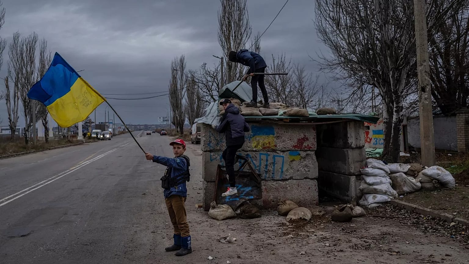 Παιδιά παίζουν σε ένα εγκαταλελειμμένο σημείο ελέγχου στη Χερσώνα της νότιας Ουκρανίας, Τετάρτη 23 Νοεμβρίου 2022.