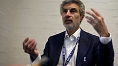 Йошуа Бенгио, научный директор Института ИИ Мила Квебек, беседует с Ассошиэйтед Пресс во время саммита по безопасности ИИ в Блетчли-Парке в 2023 году. 