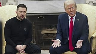 Trump, à direita, com o presidente ucraniano Volodymyr Zelenskyy na Sala Oval da Casa Branca, a 28 de fevereiro de 2025