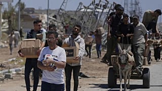 Gázai lakosok az amerikai alapítvány által szétosztott élelmiszercsomagokkal