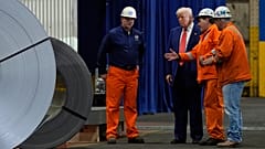 Präsident Donald Trump spricht mit Arbeitern, während er das Werk Mon Valley Works-Irvin der US Steel Corporation besichtigt. 30. Mai, 2025, in West Mifflin, Pa. 